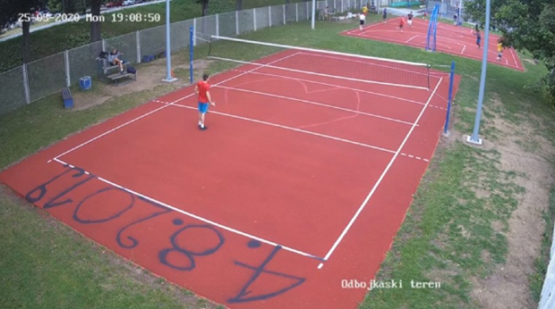 Вандализам усред дана: Бахати Београђанин спрејом ишарао терен чачанског СЦ Младост, штета 3.500 евра